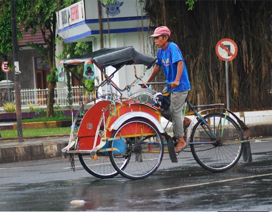 Sedekah Tukang Becak Mengantarkan ke Baitullah