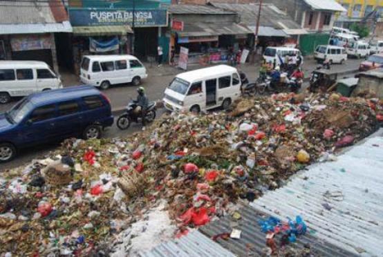 Tukang Sampah Membiayai Istrinya Naik Haji